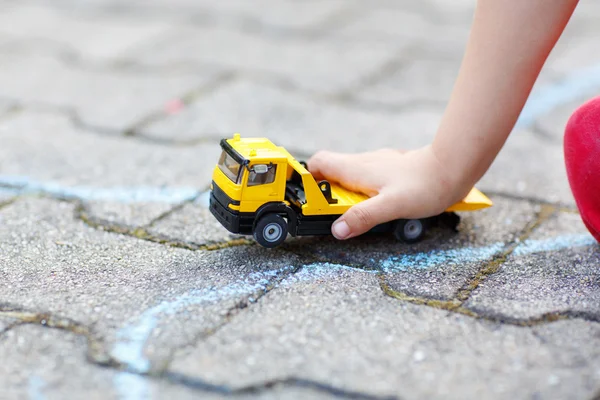Lilla barn pojke leker med bil leksak — Stockfoto