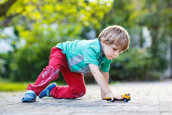 Menino pequeno brincando com brinquedo de carro — Fotografia de Stock