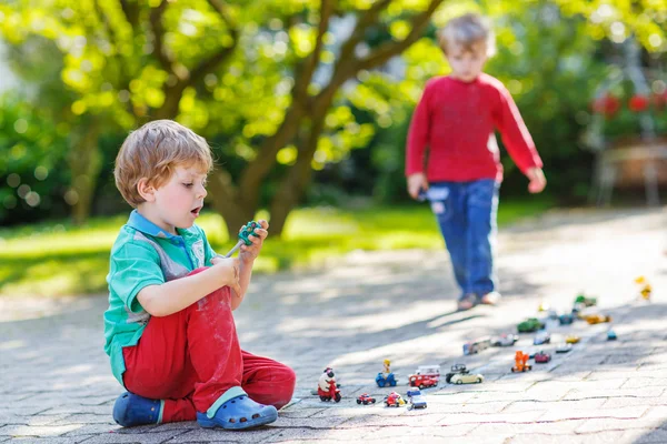 Two little children playing with car toys — Stock Photo, Image