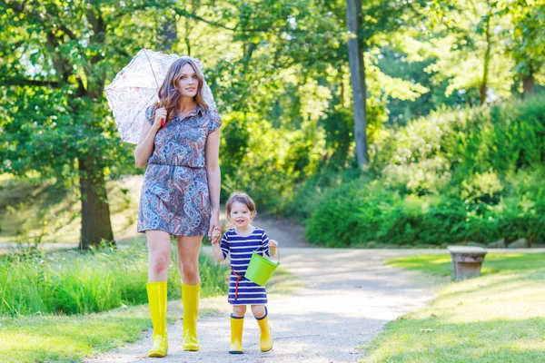 母亲和小可爱的女儿，在黄色橡胶靴 — 图库照片