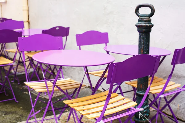 Vista a la calle de una terraza cafetería con mesas y sillas vacías, Prov — Foto de Stock