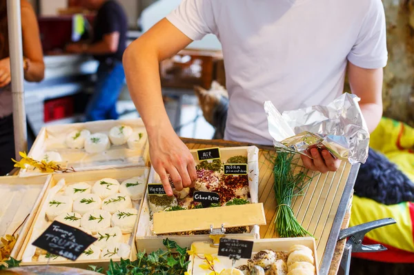 Vendita e acquisto di formaggi sul mercato in Provenza, Francia . — Foto Stock