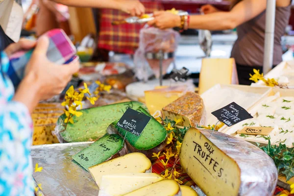 Selling and buying cheese  on market place in Provence, France. — Stock Photo, Image