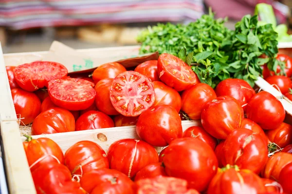 Organické rajčata ze středomořských Farmářský trh v provence, — Stock fotografie