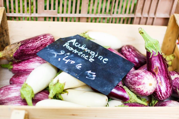 Berenjenas frescas, verduras de berenjena en el mercado callejero en Proven —  Fotos de Stock