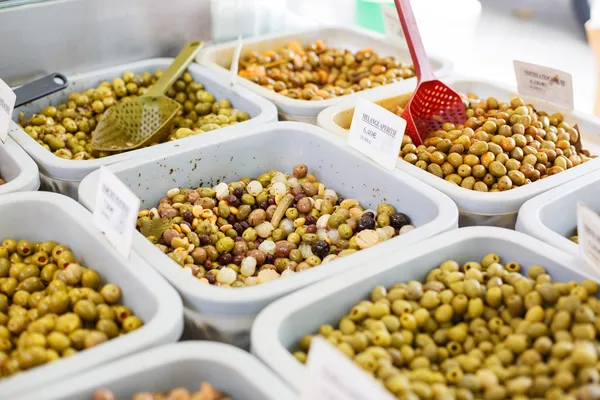 Différentes olives marinées sur le marché provençal de Provenc — Photo
