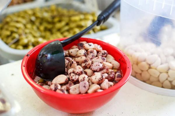 Ail mariné et olives sur le marché provençal de rue à Proven — Photo