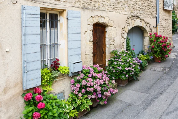 Провансальная улица с типичными домами на юге Франции, Прованс — стоковое фото