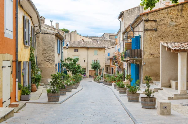 Strada provenzale con case tipiche nel sud della Francia, Provenza — Foto Stock