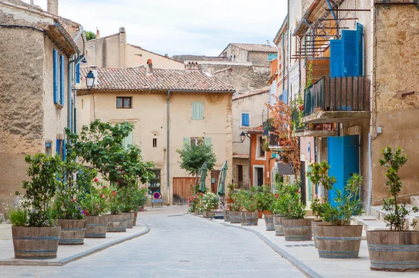 Provensálské ulice s typickými domy v jižní Francii, provenc — Stock fotografie