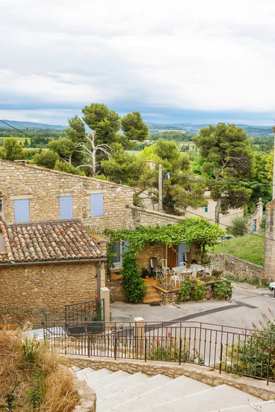 Strada provenzale con case tipiche nel sud della Francia, Provenza — Foto Stock