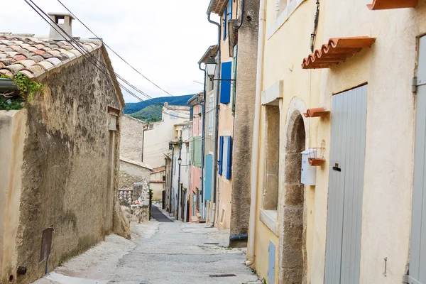 Strada provenzale con case tipiche nel sud della Francia, Provenza — Foto Stock