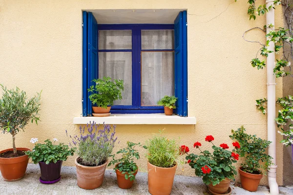 Provencal street with typical houses in southern France, Provenc — Stock Photo, Image