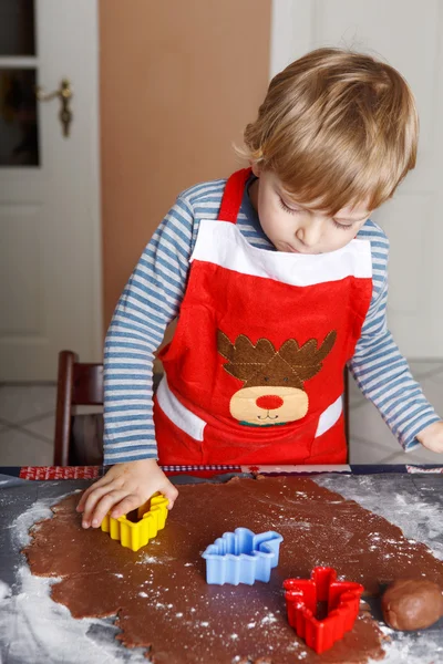 3 años niño horneando galletas de pan de jengibre para Navidad —  Fotos de Stock