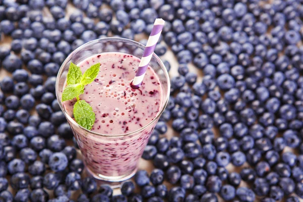 Blueberry smoothie egy üvegedénybe, szalma és menta ágacska — Stock Fotó