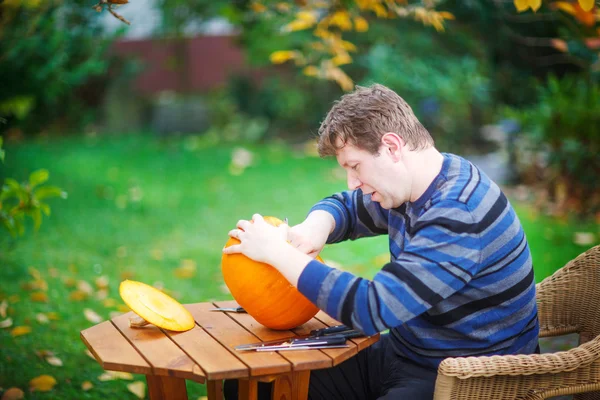 Mladý muž díky halloween dýně — Stock fotografie