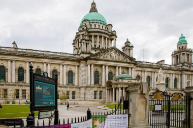 Belfast, 9 Temmuz 2019 - Belfast şehri manzaralı, Kuzey İrlanda. İnsanlarla dolu eski sokaklar.