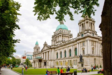 Belfast, 9 Temmuz 2019 - Belfast şehri manzaralı, Kuzey İrlanda. İnsanlarla dolu eski sokaklar.