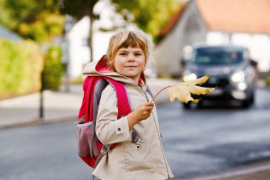 Oyun okulundaki ilk gününde küçük tatlı bir kız çocuğu. Sağlıklı, mutlu bir çocuk anaokuluna gidiyor. Sırt çantalı çocuk şehir sokaklarında kreşe gidiyor.