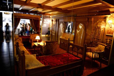 Belfast, 9 Temmuz 2019 Titanik Sergi Merkezi 'nin iç mekanı. Ünlü Titanik Belfast Müzesi 'nin iç kısımlarında ziyaretçiler var.