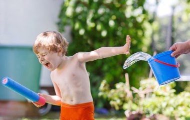biraz yürümeye başlayan çocuk yaz zargana suda sıçraması ile eğleniyor