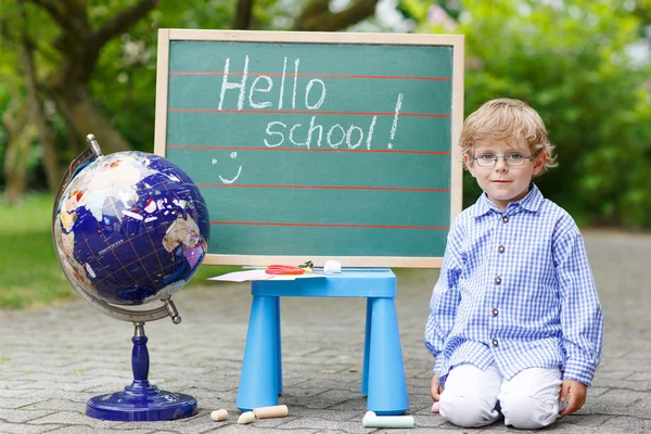 Niño en pizarra, concepto de vuelta a la escuela . —  Fotos de Stock