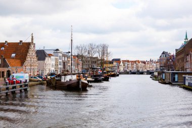 Leiden, Hollanda, 3 Nisan 2018 - Leiden, Hollanda 'nın şehri. Yeni Ren nehri ve Hollanda evleri manzarası.