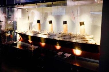 Belfast, 9 Temmuz 2019 Titanik Sergi Merkezi 'nin iç mekanı. Ünlü Titanik Belfast Müzesi 'nin iç kısımlarında ziyaretçiler var.