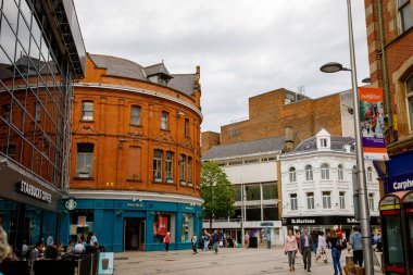 Belfast, 9 Temmuz 2019 - Belfast şehri manzaralı, Kuzey İrlanda. İnsanlarla dolu eski sokaklar.