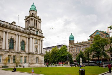 Belfast, 9 Temmuz 2019 - Belfast şehri manzaralı, Kuzey İrlanda. İnsanlarla dolu eski sokaklar.