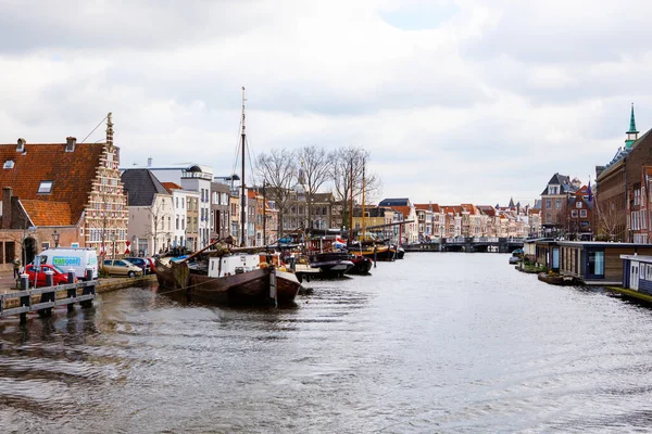 Leiden, Netherlands, April 3, 2018 - Cityscape of Leiden, the Netherlands. View of New Rhine river and Dutch houses. — Stock Photo, Image