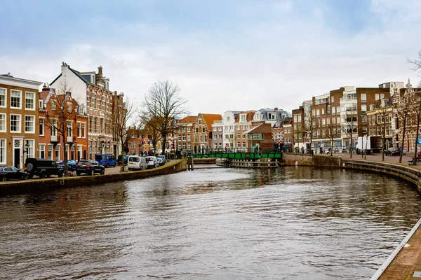 Cityscape of Haarlem, the Netherlands. View of church and typical Dutch houses. — Stock Photo, Image