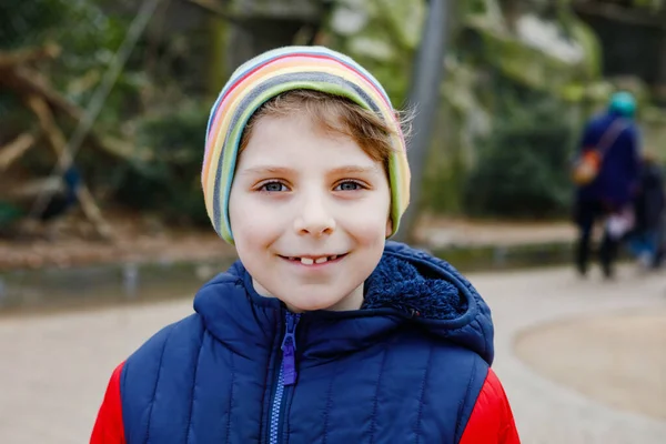 Outdoor-Porträt des kleinen Jungen im Frühling oder Herbst bunte Kleidung. glücklicher Junge, der Spaß in einem Zoo hat. Lächelndes Kind — Stockfoto