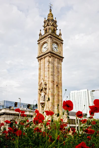 Little Big Ben en Belfast, Albert Memorial Clock Tower en un día soleado con cielo azul. Irlanda — Foto de Stock