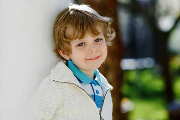 Portrait de garçon d'âge préscolaire blond souriant, à l'extérieur. Mignon petit enfant regardant la caméra. Enfant heureux sain. — Photo