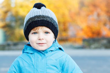 soğuk sıcak kış giysileri sevimli yürümeye başlayan çocuk portresi 