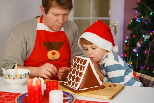 Apa és díszítő mézeskalács cookie ház kis fia — Stock Fotó