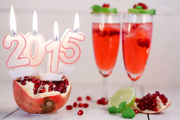 Due bicchieri con champagne rosso e candele 2015 — Foto Stock