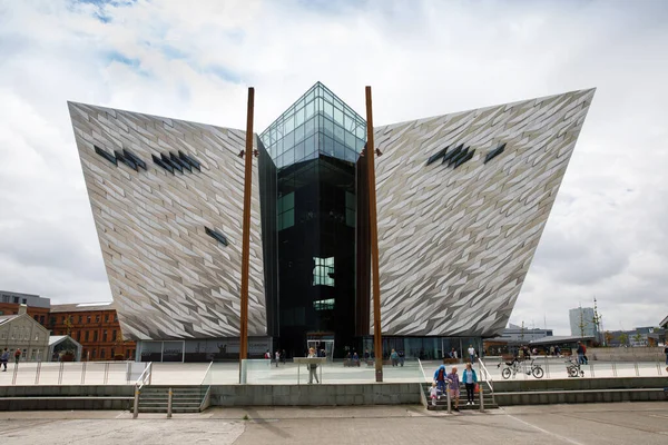 Belfast, 9 de julio de 2019 - Vista interior del Centro de Exposiciones Titanic. El edificio del famoso Museo Titanic Belfast con visitantes — Foto de Stock