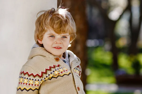 Portret uśmiechniętego blondyna z przedszkola, na zewnątrz. Słodkie dziecko patrzące w kamerę. Zdrowy, szczęśliwy dzieciak.. — Zdjęcie stockowe