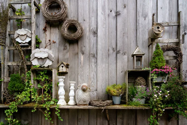 Hermoso arreglo de plantas y decoración de madera y decoración de cerámica en una tienda para exteriores y jardines. — Foto de Stock