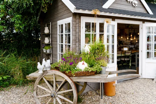 Hermoso arreglo de plantas y decoración de madera y decoración de cerámica en una tienda para exteriores y jardines. — Foto de Stock