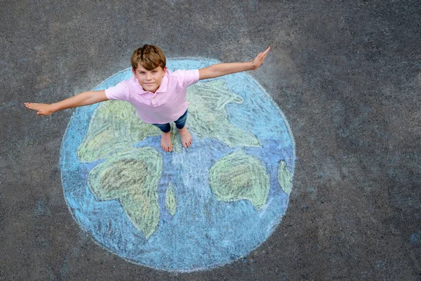 Niño de la escuela con la pintura globo de tierra con tiza de colores en el suelo. Un niño positivo. Feliz concepto del día de la tierra. Creación de niños para salvar el mundo, el medio ambiente y la ecología. —  Fotos de Stock