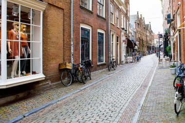 Haarlem, Hollanda, 4 Nisan 2018 - Hollanda, Haarlem şehri. Kilise ve tipik Hollanda evleri manzarası.