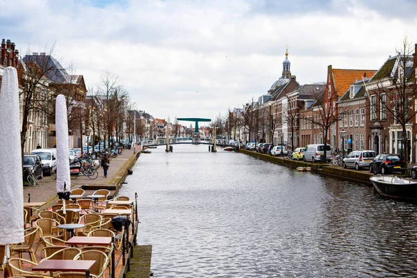 Cityscape of Leiden, the Netherlands. View of New Rhine river and Dutch houses. — Stock Photo, Image