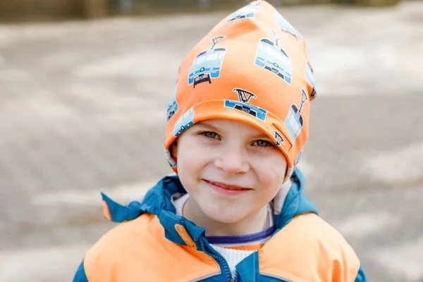 Πορτραίτου από μικρό παιδί αγόρι άνοιξη ή φθινόπωρο πολύχρωμα ρούχα. Ευτυχισμένο αγόρι διασκέδαση σε ζωολογικό κήπο. Χαμογελώντας παιδιού — Φωτογραφία Αρχείου