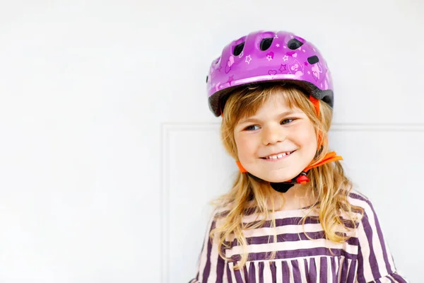 Πορτρέτο του χαρούμενου κοριτσιού προσχολικής ηλικίας με περικεφαλαία από γρανίτα στο κεφάλι. Χαριτωμένο παιδάκι. Ασφαλής οδήγηση με ποδήλατο με τα παιδιά έννοια. Κράνη ασφαλείας για παιδιά — Φωτογραφία Αρχείου
