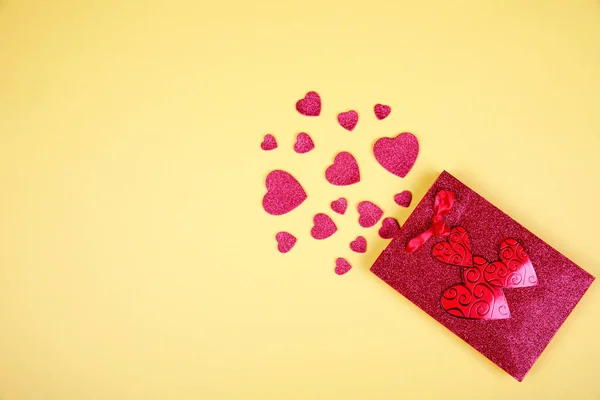 Boldog Valentin-napot! Top view ajándék doboz, szív, szemüveg a sárga szín az év 2021 háttér. Valentin nap vagy szilveszteri üdvözlőkártya — Stock Fotó