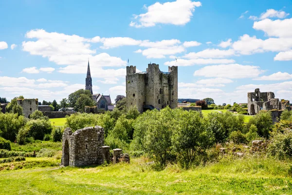 A panorámás kilátás nyílik Trim kastély Megyei Meath a folyó Boyne, Írország. Ez Írország legnagyobb angol-normann kastélya. — Stock Fotó