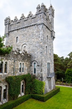 Glenveagh Kalesi, Donegal, Kuzey İrlanda. Glenveagh Ulusal Parkı 'ndaki güzel park ve bahçe. Ülkenin en büyük ikinci parkı. İrlanda dilinde Gleann Bheatha